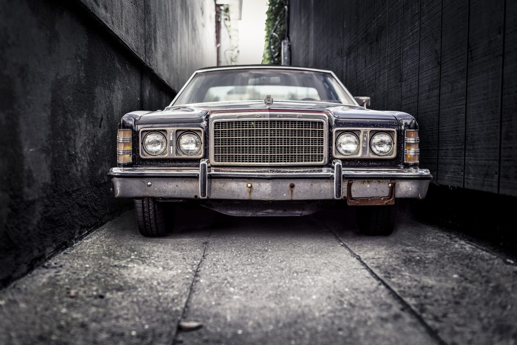 Certainly getting out of this car in the alley would be the hard way. How did they manage that for the picture?